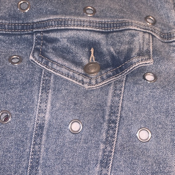 Avec Les Filles Medium Wash Denim Jacket with Metal Grommets Size Large - Picture 5 of 8